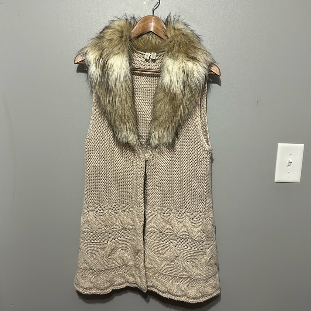 Madison Sleeveless Tan Cable Knit Sweater Vest W/Faux Fur Collar Medium Euc